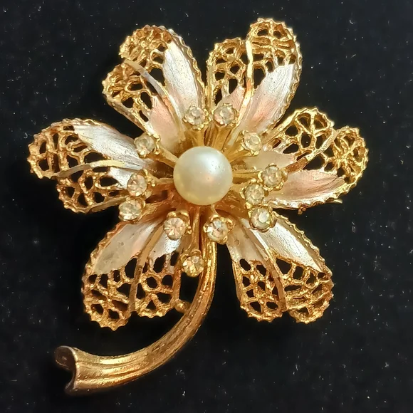Vintage BSK Flower Brooch Textured Gold Tone Faux Pearl Rhinestone Signed - Picture 2 of 7